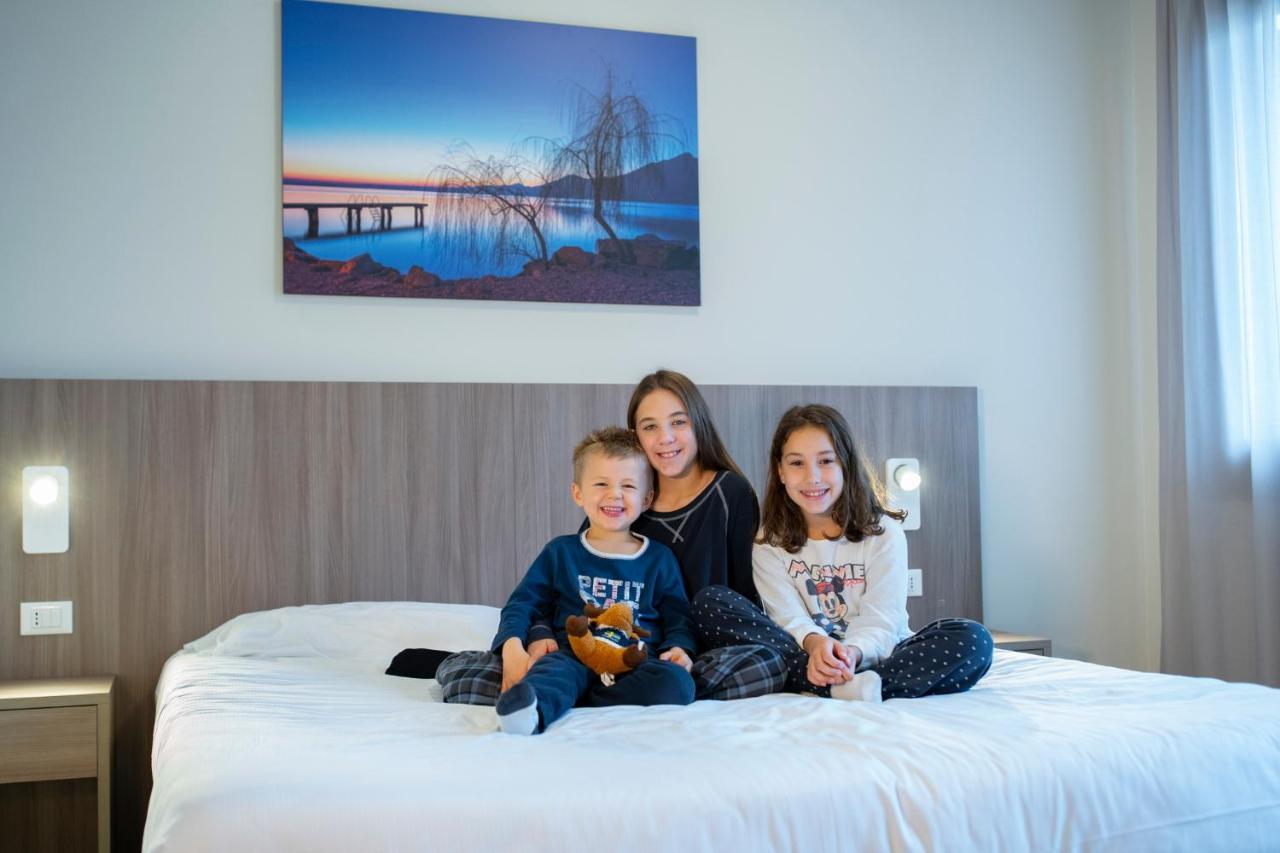 Le Torri Del Garda Familyspa Resort ตอร์รีเดลเบนาโก ภายนอก รูปภาพ