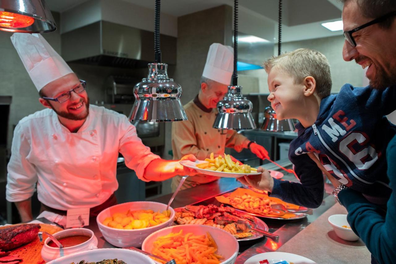 Le Torri Del Garda Familyspa Resort ตอร์รีเดลเบนาโก ภายนอก รูปภาพ
